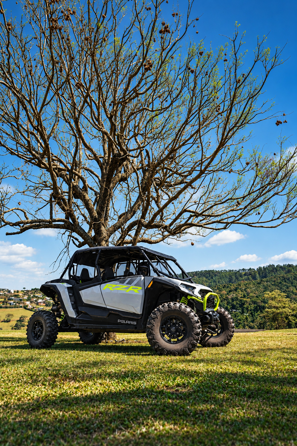 Veículo 4x4 em destaque na paisagem do Hotel Fazenda Dona Carolina